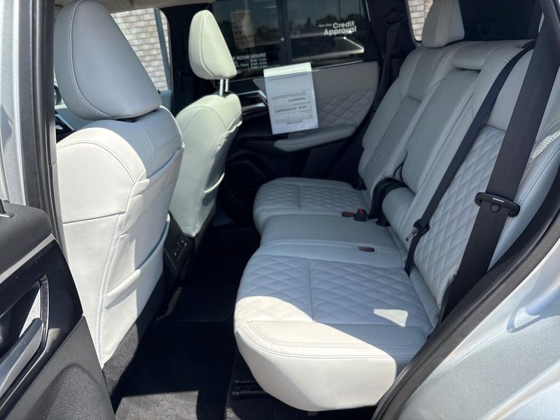 Used 2024 Mitsubishi Outlander PHEV SELImage 4