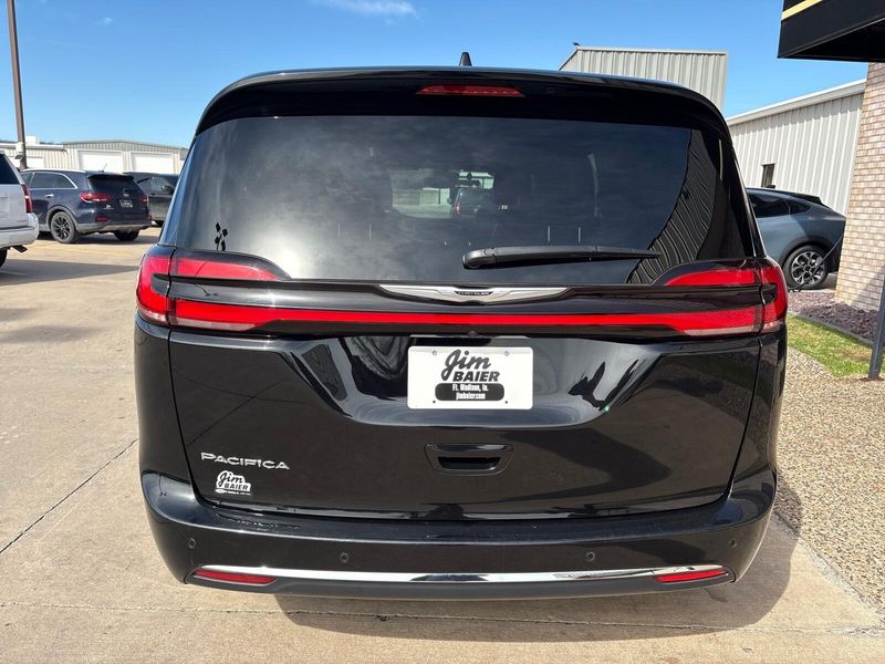 Used 2025 Chrysler Pacifica SelectImage 10