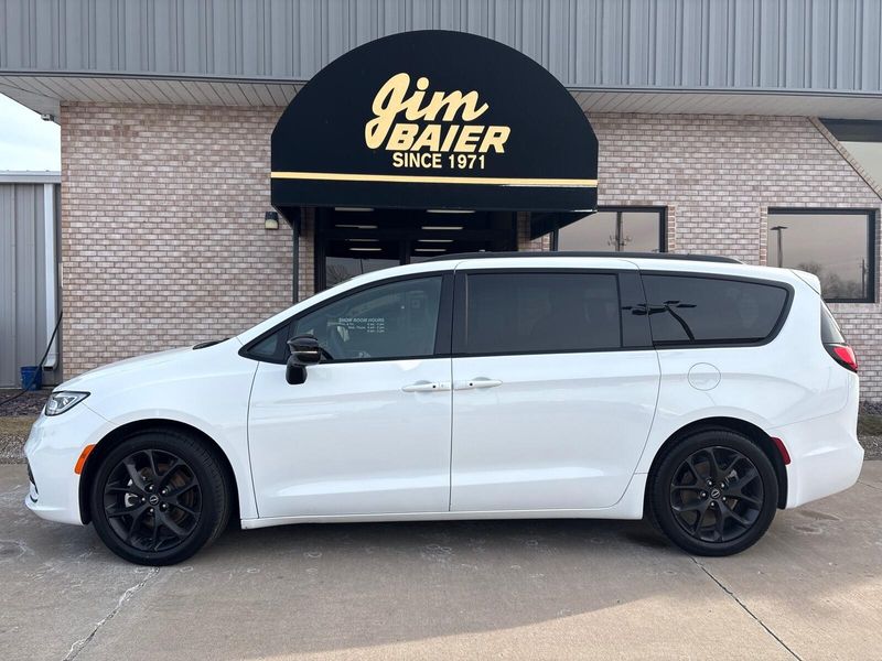 Used 2025 Chrysler Pacifica LimitedImage 2