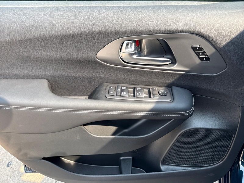 New 2025 Chrysler Pacifica SelectImage 14
