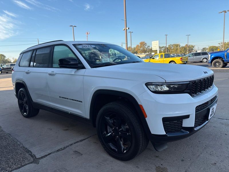 New 2025 Jeep Grand Cherokee L Altitude X 4x4Image 8