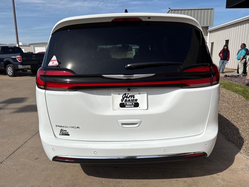 New 2026 Chrysler Pacifica SelectImage 9