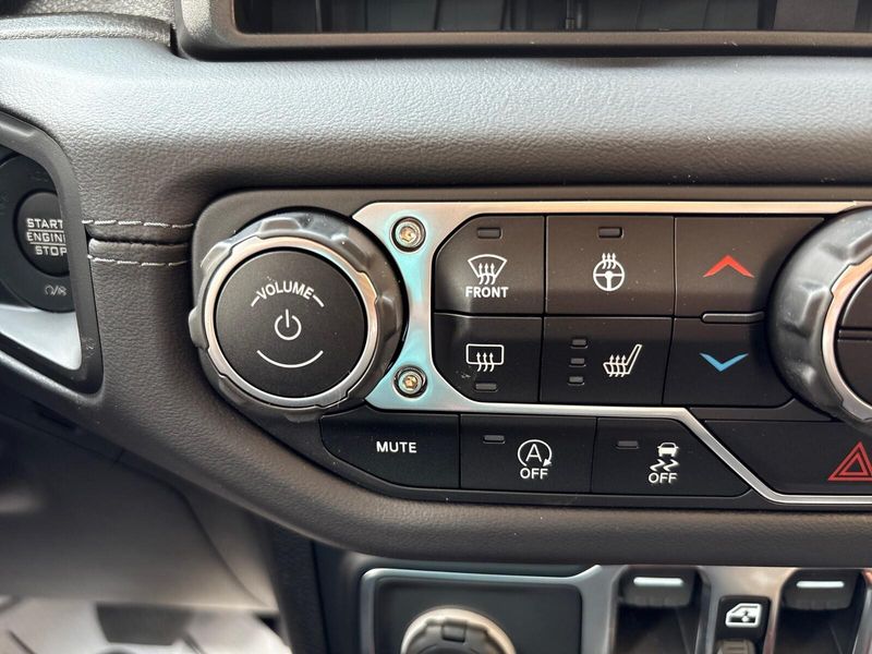 2025 Jeep Wrangler 4-door SaharaImage 18