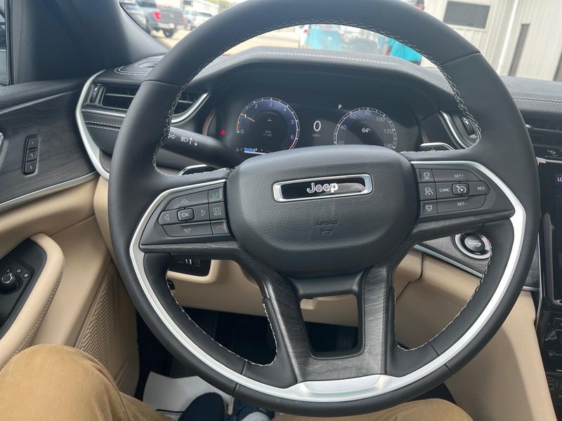 2025 Jeep Grand Cherokee L Limited 4x4Image 16