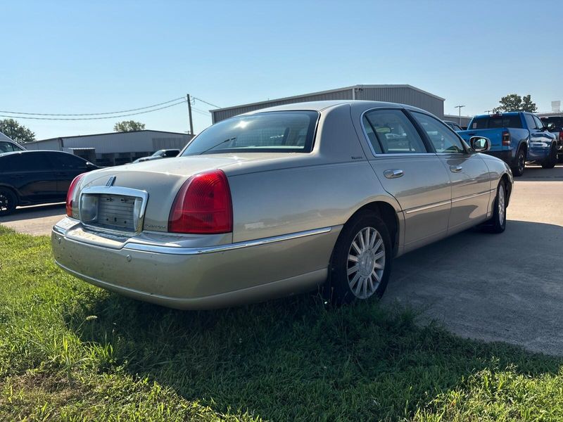 Used 2004 Lincoln Town Car SignatureImage 7