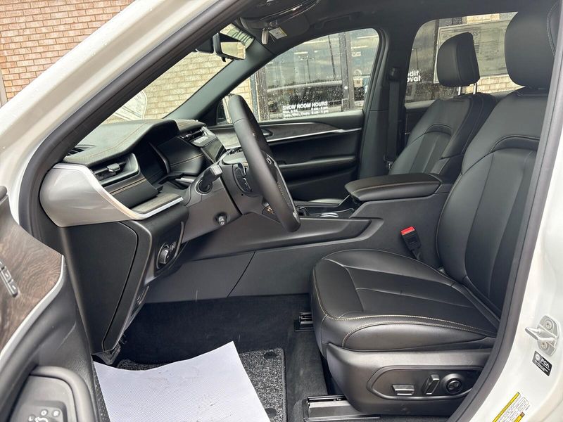 New 2026 Jeep Grand Cherokee L 85th Anniversary Edition 4x4Image 3