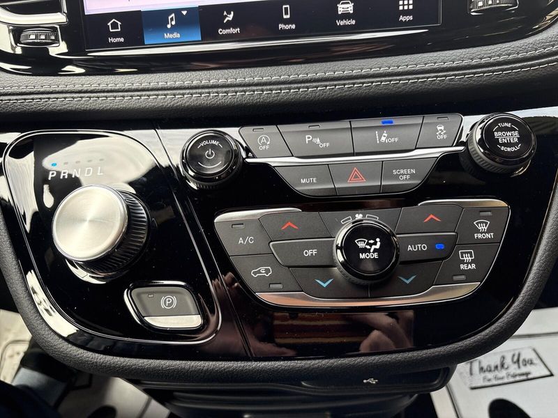 New 2026 Chrysler Pacifica SelectImage 16