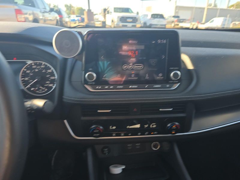 Used 2025 Nissan Rogue SVImage 15