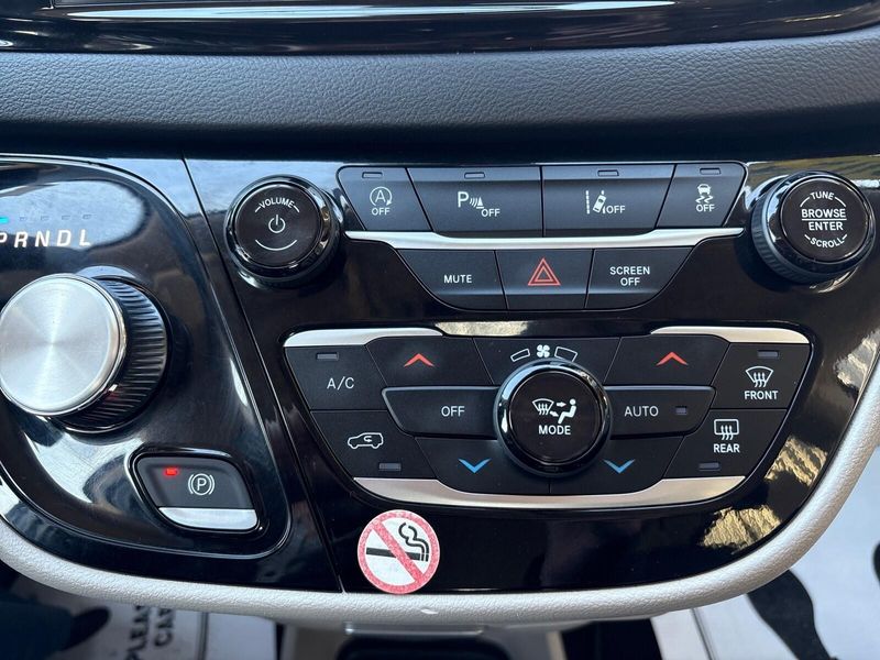 Used 2024 Chrysler Pacifica Touring LImage 18