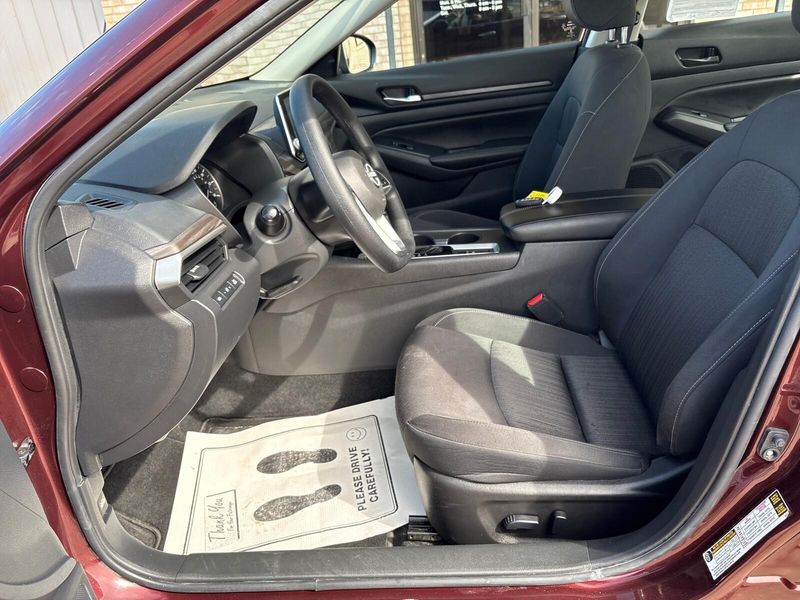 Used 2025 Nissan Altima SVImage 3