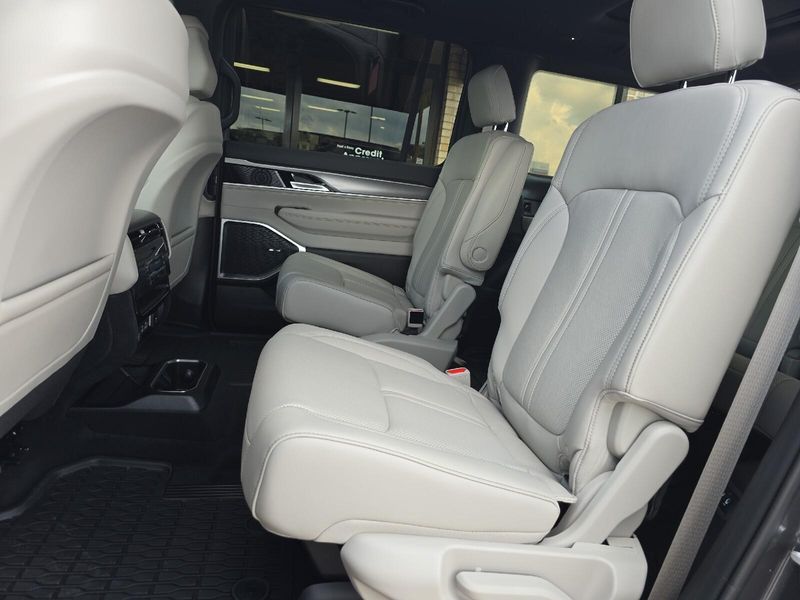 2025 Jeep Wagoneer Overland 4x4Image 18