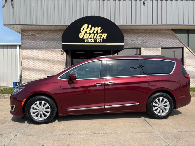 2017 Chrysler Pacifica Touring-LImage 2