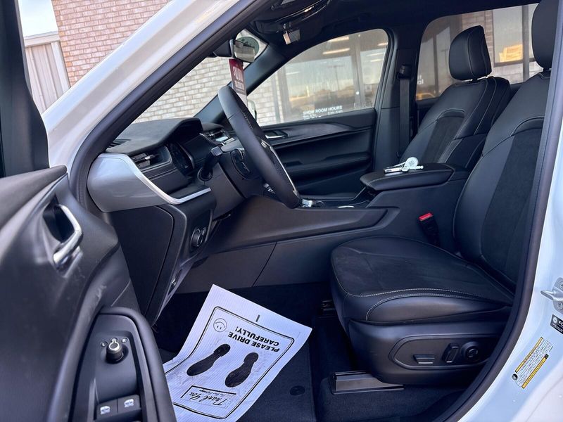 New 2025 Jeep Grand Cherokee L Altitude X 4x4Image 3