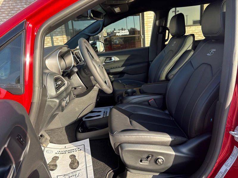 New 2026 Chrysler Pacifica SelectImage 3