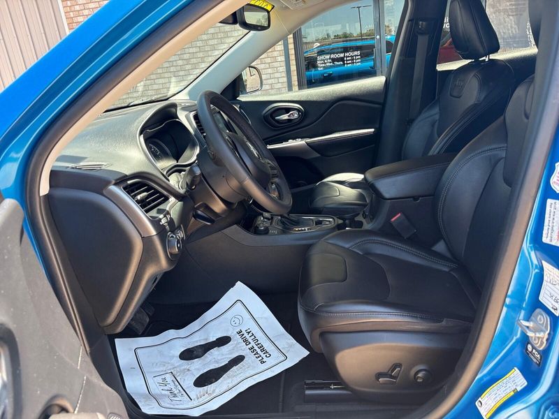 Used 2022 Jeep Cherokee Latitude LuxImage 3
