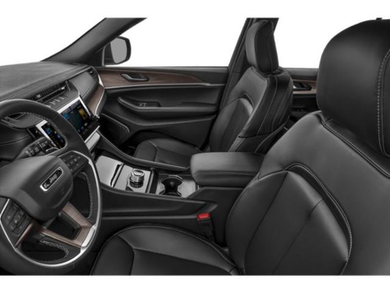 New 2027 Jeep Grand Cherokee Laredo AltitudeImage 8