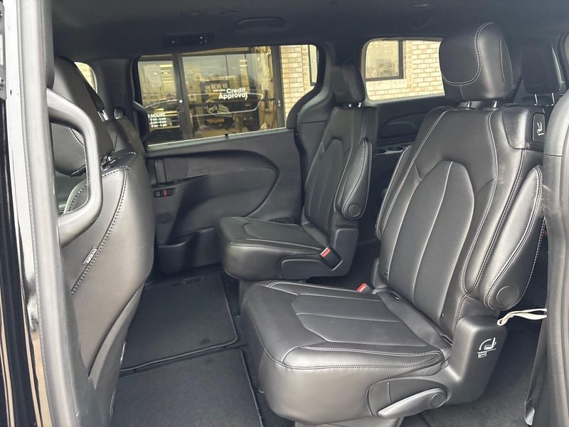 New 2026 Chrysler Pacifica Select AwdImage 4