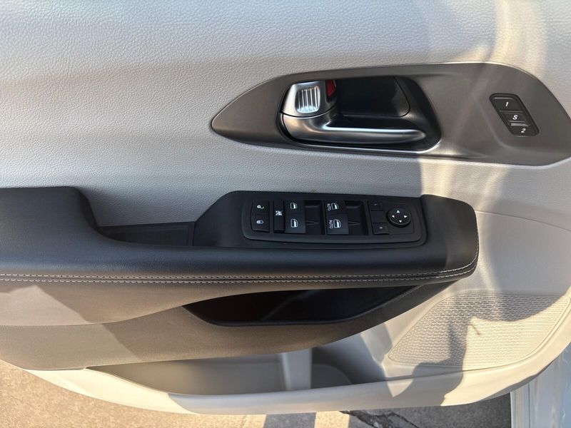 Used 2023 Chrysler Pacifica Touring LImage 13