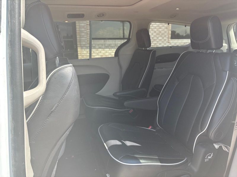 Used 2023 Chrysler Pacifica LimitedImage 4