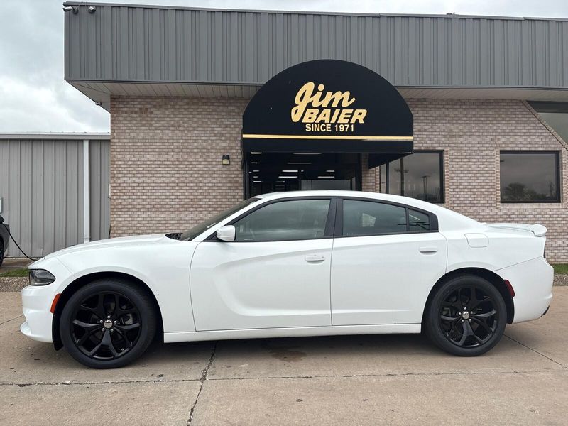 2022 Dodge Charger SXT photo 2