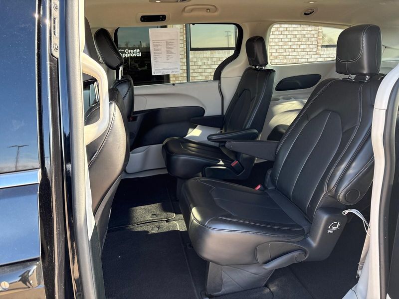 Used 2024 Chrysler Pacifica Touring LImage 4