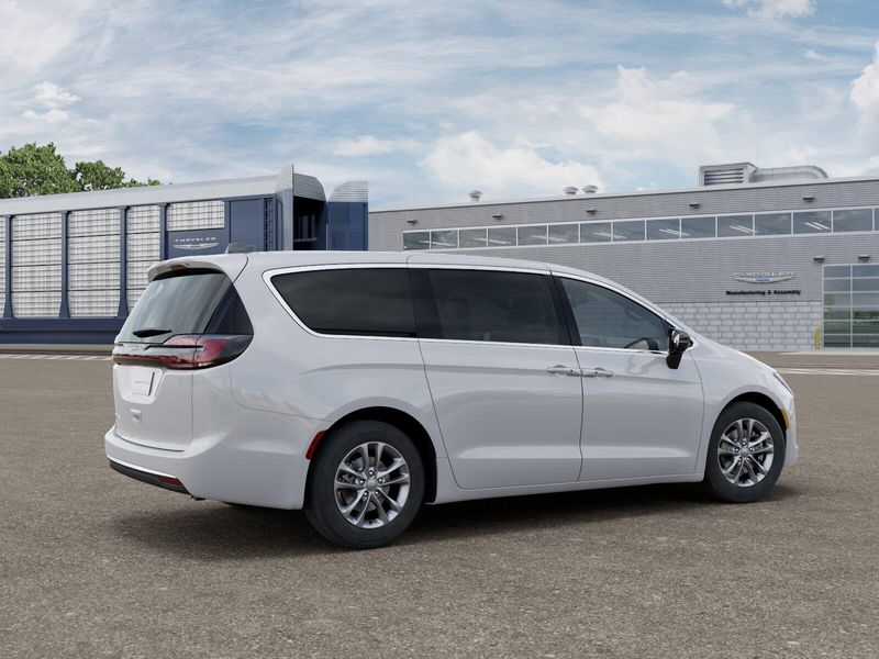 New 2027 Chrysler Pacifica SelectImage 2