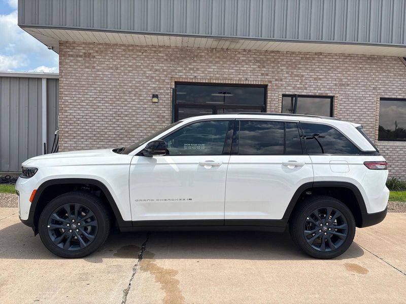 New 2026 Jeep Grand Cherokee 85th Anniversary Edition 4x4Image 2