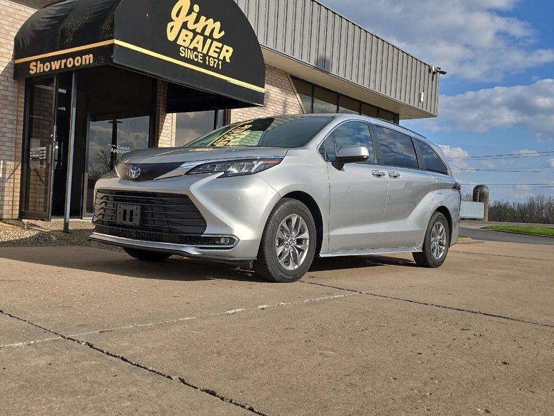 2022 Toyota Sienna XLEImage 1