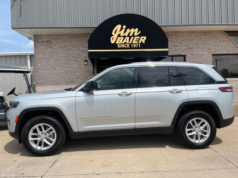 2023 Jeep Grand Cherokee LaredoImage 2