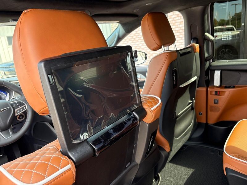 New 2026 Chrysler Pacifica PinnacleImage 6