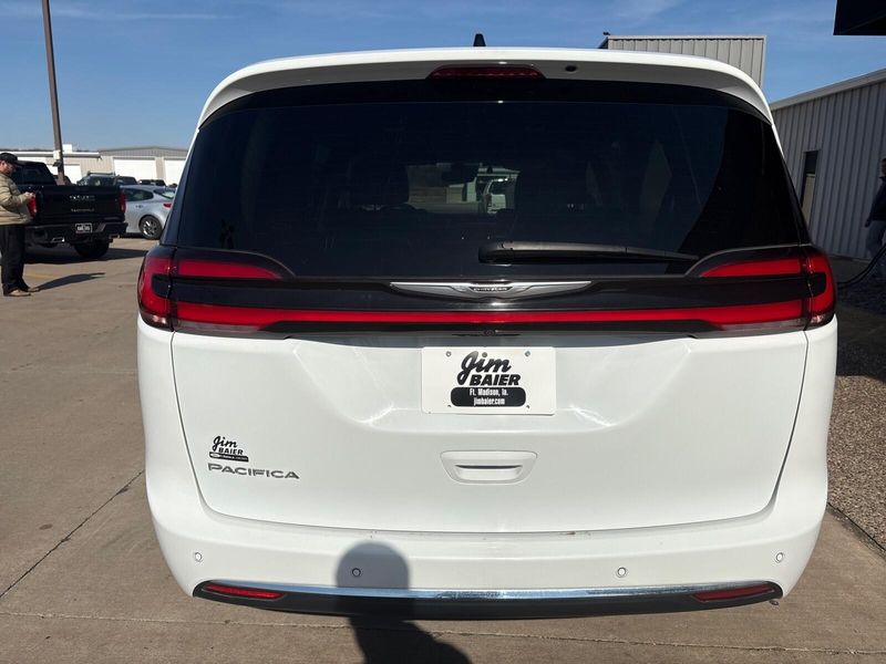 Used 2023 Chrysler Pacifica Touring LImage 10