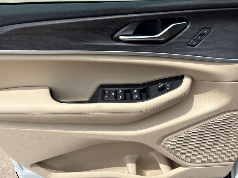 New 2025 Jeep Grand Cherokee L Limited 4x4Image 15