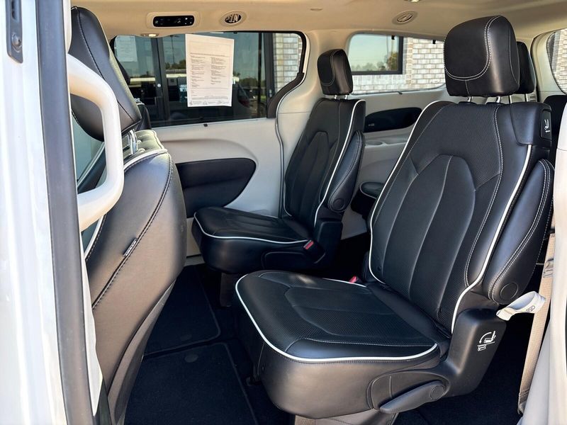 Used 2023 Chrysler Pacifica LimitedImage 4
