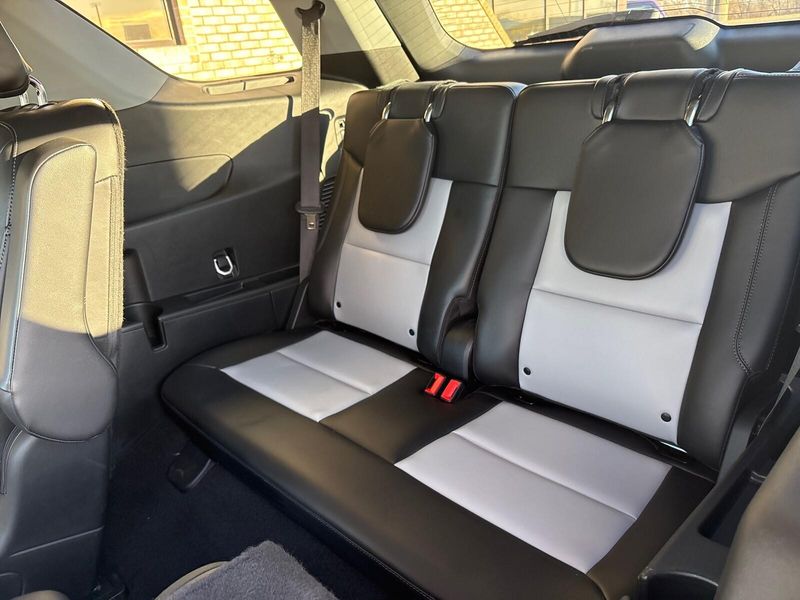 Used 2023 Ford Explorer XLTImage 5