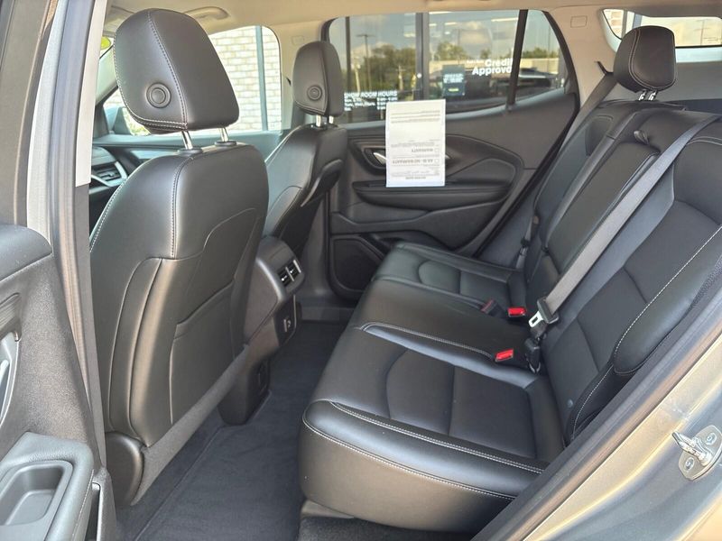 Used 2024 GMC Terrain SLTImage 4