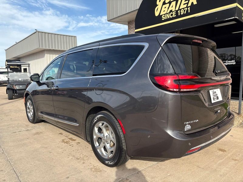 Used 2023 Chrysler Pacifica LimitedImage 12