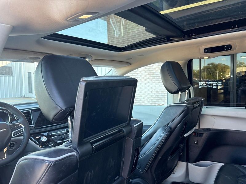 2023 Chrysler Pacifica Limited photo 4