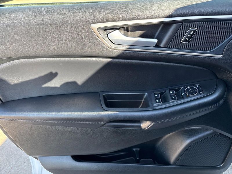 2023 Ford Edge SEL photo 12