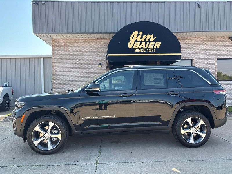 New 2025 Jeep Grand Cherokee Limited 4x4Image 2