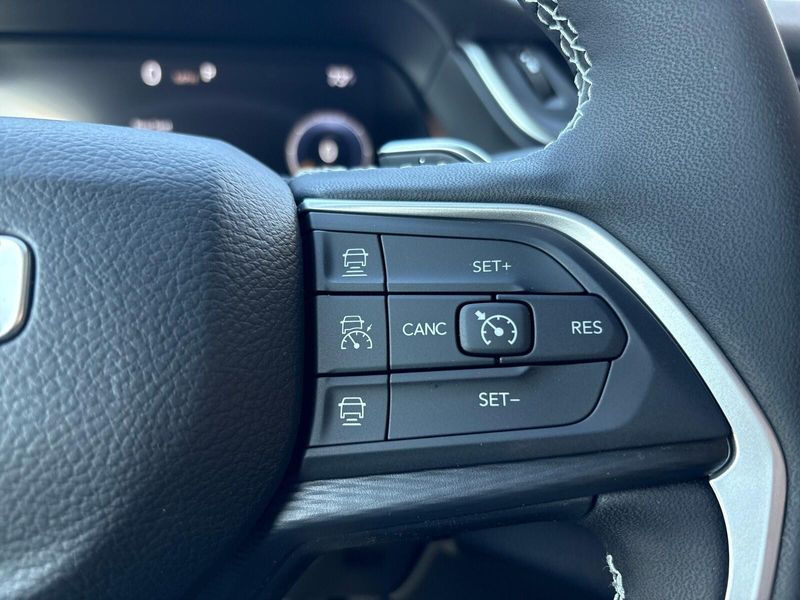 New 2025 Jeep Grand Cherokee Altitude X 4x4Image 15