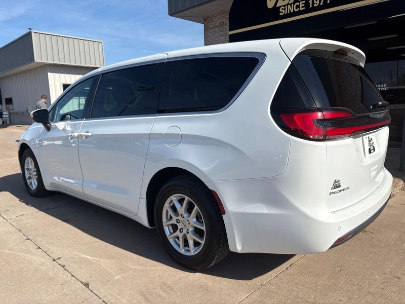 Used 2023 Chrysler Pacifica Touring LImage 11