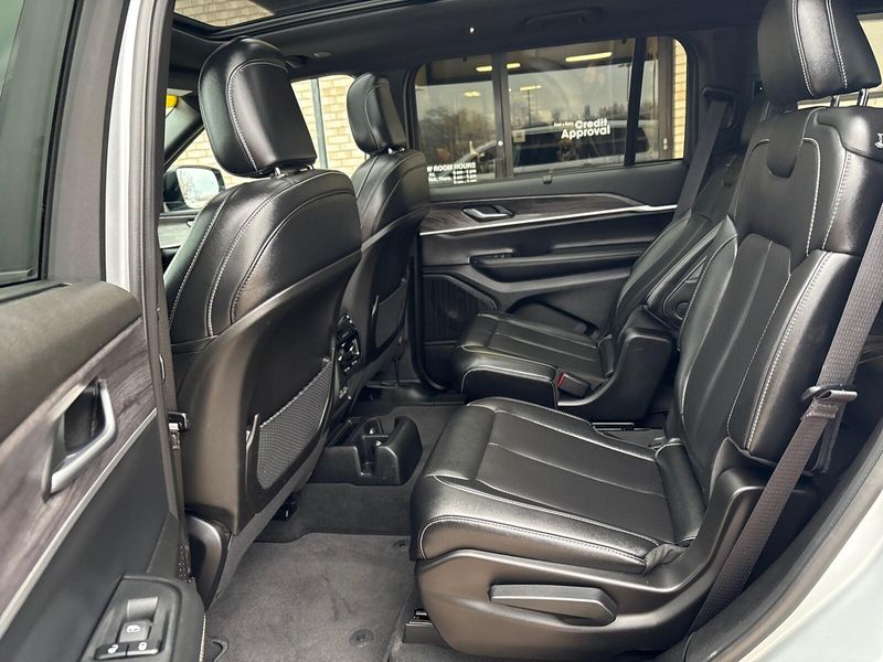 Used 2024 Jeep Grand Cherokee L LimitedImage 4
