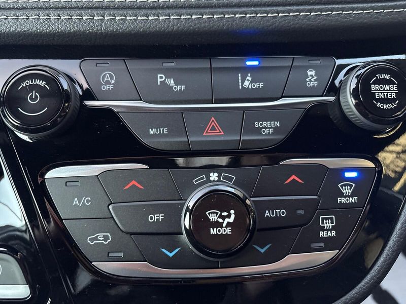 New 2026 Chrysler Pacifica Select AwdImage 18