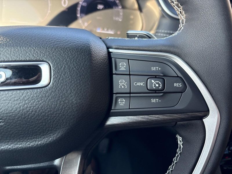 New 2025 Jeep Grand Cherokee Limited 4x4Image 16