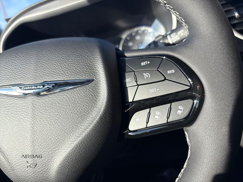 New 2026 Chrysler Pacifica SelectImage 15