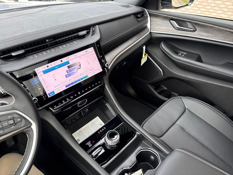 New 2026 Jeep Grand Cherokee L Limited 4x4Image 18