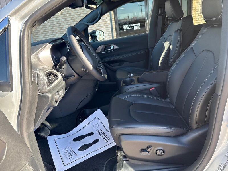 New 2026 Chrysler Pacifica SelectImage 3