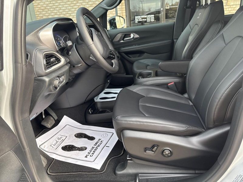 New 2026 Chrysler Pacifica SelectImage 3