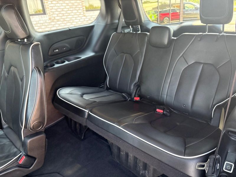Used 2021 Chrysler Pacifica LimitedImage 5
