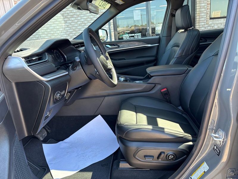 New 2027 Jeep Grand Cherokee LimitedImage 3